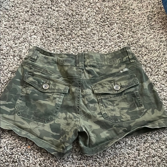 UNIONBAY Women's Olive Camo Cargo Shorts - Picture 6 of 6